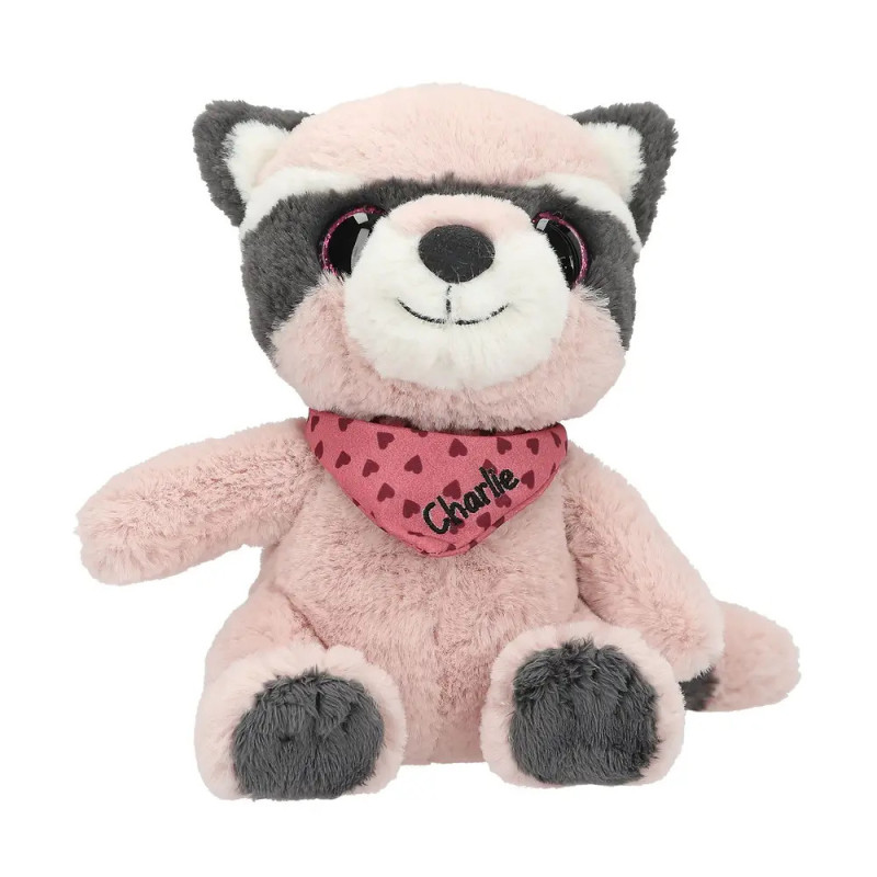 Ein rosa-grauer Plüschwaschbär mit einem herzgemusterten Schal, auf dem Charlie steht.