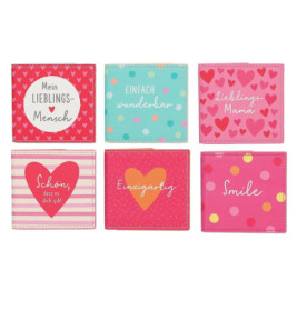 Sechs bunte, quadratische Untersetzer mit deutschen Worten und Herzmotiven in Rosa, Blau und Rot.