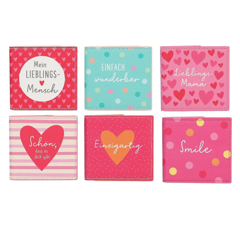 Sechs bunte, quadratische Untersetzer mit deutschen Worten und Herzmotiven in Rosa, Blau und Rot.
