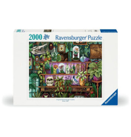 Puzzlebox mit 2000 Teilen von Ravensburger: Bunte, mit Pflanzen, Büchern und Kuriositäten gefüllte Regalansicht.