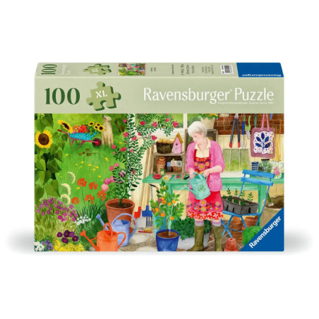 Eine Frau gießt Pflanzen in einem bunten Garten auf eine Ravensburger Puzzlebox mit 100 Teilen.