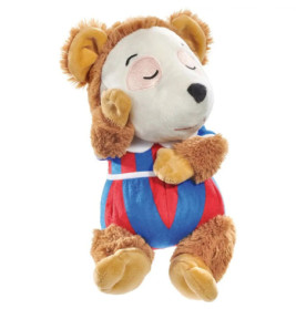 Plüschbär mit braunem Fell, geschlossenen Augen und blau-rot gestreiftem Outfit, Kopf ruhend auf einer Pfote.