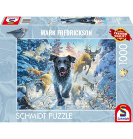 Puzzlebox mit Abbildung eines schwarzen Hundes, der im Schnee durch einen winterlichen Wald mit Wildtieren läuft.