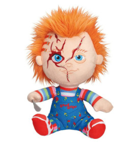Plüschpuppe mit orangen Haaren, blauen Augen, Gesichtsnähten, bunter Latzhose und kleinem Messer in der Hand.