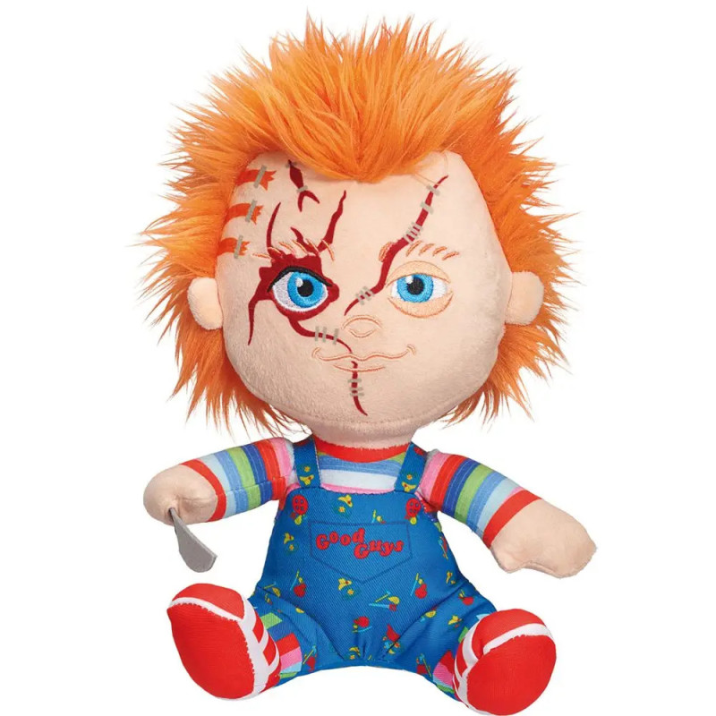 Plüschpuppe mit orangen Haaren, blauen Augen, Gesichtsnähten, bunter Latzhose und kleinem Messer in der Hand.