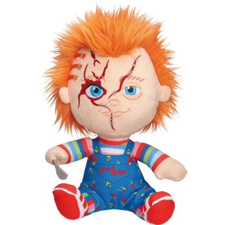Plüschpuppe mit orangen Haaren, blauen Augen, Gesichtsnähten, bunter Latzhose und kleinem Messer in der Hand.