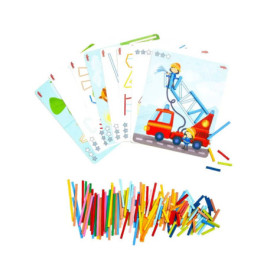 Bunte Karten mit Illustrationen und viele farbige Stäbchen liegen auf weißem Hintergrund verstreut.