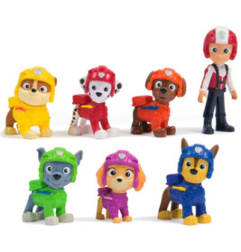 Sieben Paw Patrol Figuren in bunten Uniformen und Helmen stehen in zwei Reihen vor weißem Hintergrund.