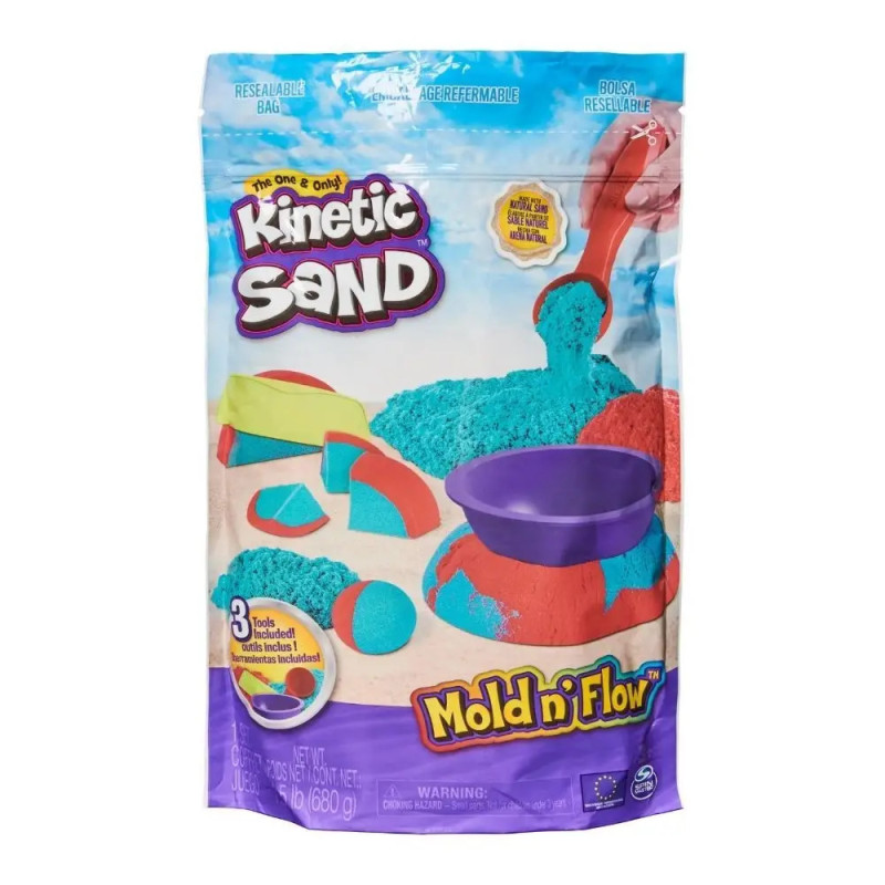 Kinetic Sand Mold n Flow Beutel mit blauem und rotem Sand sowie Kunststoff-Formen auf der Verpackung. Kinetic Sand Mold n Flow Beutel mit blauem und rotem Sand sowie Kunststoff-Formen auf der Verpackung.