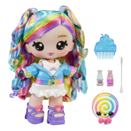Puppe mit Regenbogenhaaren, buntem Outfit, Accessoires, Lutscher, Kamm, Fläschchen und Styling-Tool.