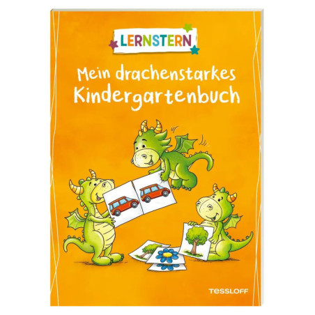 Drei grüne Cartoon-Drachen spielen mit Bildkarten auf dem Cover eines deutschen Kindergartenbuchs vor orangem Hintergrund.