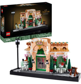 LEGO-Set Französisches Café mit detailreicher Fassade, Außensitzbereich und Verpackung des fertigen Modells.