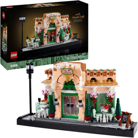 LEGO-Set Französisches Café mit detailreicher Fassade, Außensitzbereich und Verpackung des fertigen Modells.