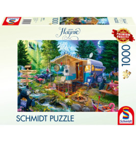 Bunte Puzzlebox mit fantasievoller Campingszene: Wohnwagen, Bär, Tiere und Berge.