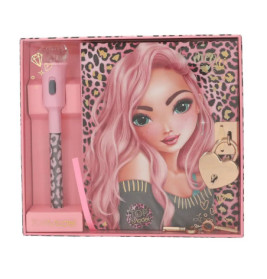 Pinkes Geschenkset mit Notizbuch (Mädchenmotiv), Stift, Schloss mit Schlüsseln und Leopardenmuster-Akzenten.