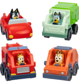 Vier Spielzeugautos in Rot, Grün und Orange, jeweils mit einer Bluey-Figur als Fahrer.