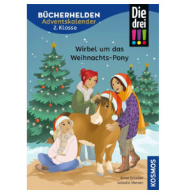 Drei Mädchen in Winterkleidung und Nikolausmützen stehen mit einem Pony bei Weihnachtsbäumen im Schnee.