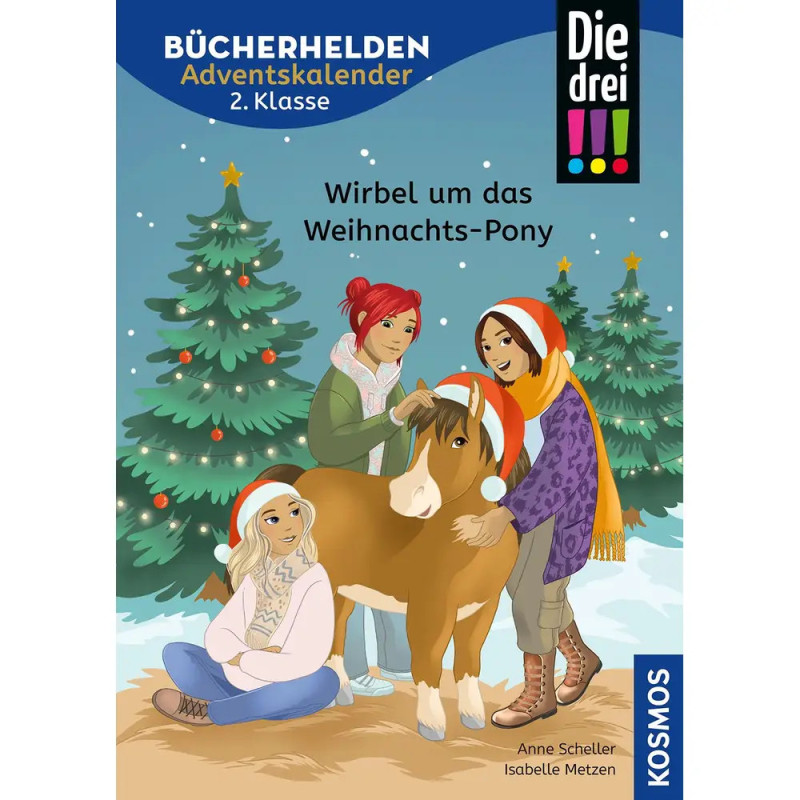 Drei Mädchen in Winterkleidung und Nikolausmützen stehen mit einem Pony bei Weihnachtsbäumen im Schnee.