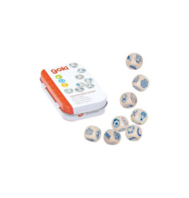 Eine Blechdose mit Würfeln samt blauen Illustrationen liegt verstreut auf weißem Hintergrund.