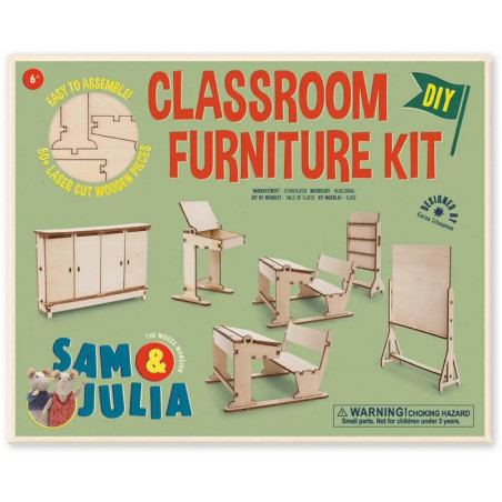 Karton des Classroom Furniture Kits mit Abbildungen von Holzmodell-Tischen, -Stühlen und Montageanleitung.