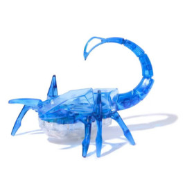 Blauer, transparenter Plastikspielzeug-Skorpion mit sechs Beinen und gebogenem Schwanz auf weißem Hintergrund.
