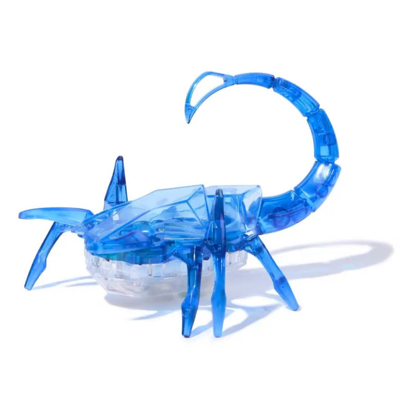 Blauer, transparenter Plastikspielzeug-Skorpion mit sechs Beinen und gebogenem Schwanz auf weißem Hintergrund.