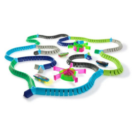 Spielzeug-Insektenbahn mit bunten Gleisen, Käfern und rotierenden Hindernissen vor weißem Hintergrund.