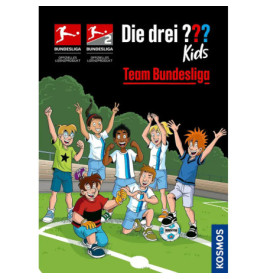 Sieben lachende Kinder im Fußballtrikot posieren mit Ball auf dem Spielfeld und jubeln.
