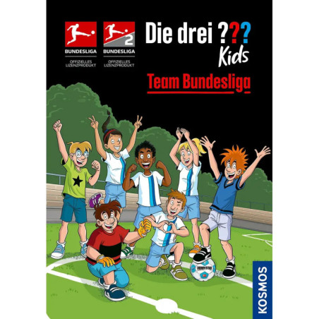 Sieben lachende Kinder im Fußballtrikot posieren mit Ball auf dem Spielfeld und jubeln.