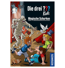 Drei Kinder erschrecken auf einer Bühne vor einer Mumie im Hintergrund Taube, rote Vorhänge und deutscher Text oben.