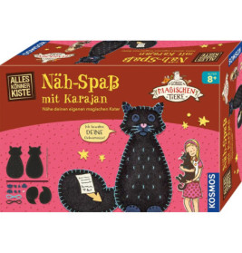 Nähset-Box mit schwarzem Katzen-Plüsch, Schnittmustern und einem Mädchen, das das fertige Kuscheltier hält.