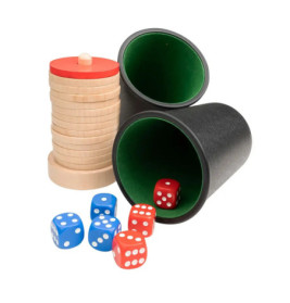Zwei schwarze Würfelbecher, gestapelte Holzchips und mehrere rote sowie blaue Würfel auf weißer Fläche.