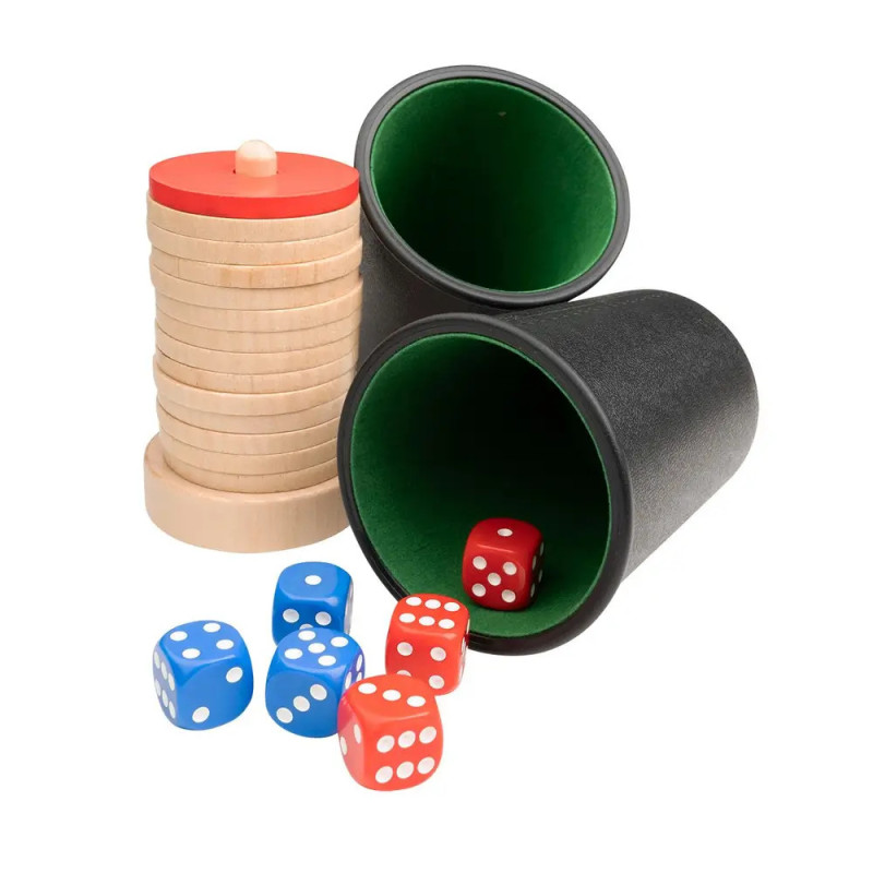 Zwei schwarze Würfelbecher, gestapelte Holzchips und mehrere rote sowie blaue Würfel auf weißer Fläche.