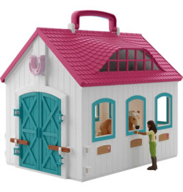 Spielzeug-Stall mit türkisfarbenen Türen, rosa Dach, Pferdefigur und Figur, die das Pferd am Fenster füttert.