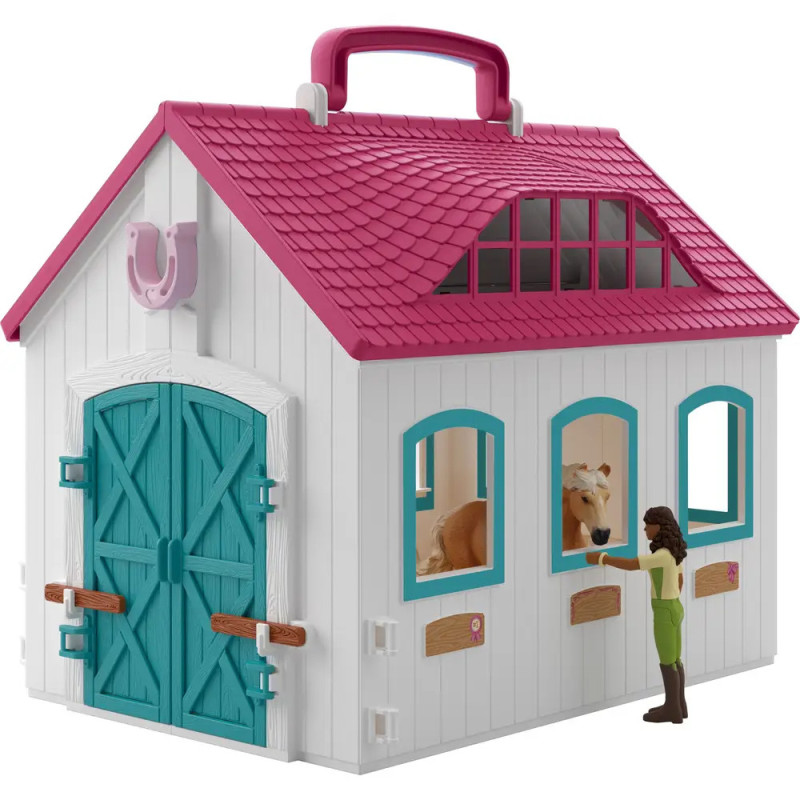Spielzeug-Stall mit türkisfarbenen Türen, rosa Dach, Pferdefigur und Figur, die das Pferd am Fenster füttert. Spielzeug-Stall mit türkisfarbenen Türen, rosa Dach, Pferdefigur und Figur, die das Pferd am Fenster füttert.