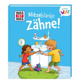 Zwei Kinder putzen gemeinsam am Waschbecken Zähne und lächeln dabei.