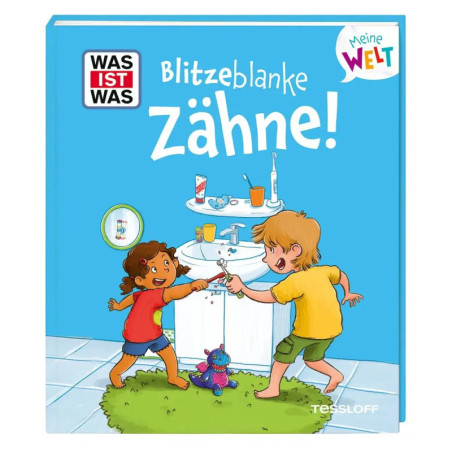 Zwei Kinder putzen gemeinsam am Waschbecken Zähne und lächeln dabei.