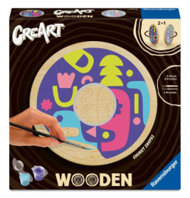 Eine Hand bemalt ein rundes Holzbrett aus einem CreArt-Kunstset mit einem bunten abstrakten Muster.