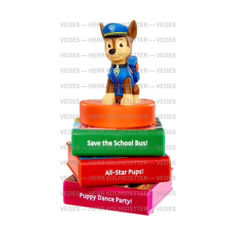Eine Paw Patrol Chase-Figur steht auf einem Stapel bunter Bücher mit verspielten Titeln.