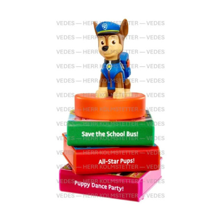 Eine Paw Patrol Chase-Figur steht auf einem Stapel bunter Bücher mit verspielten Titeln.