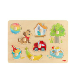 Holzpuzzlebrett mit Teilen in Form von Hund, Haus, Baum, LKW, Ball, Eimer, Banane und Boot.