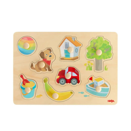 Holzpuzzlebrett mit Teilen in Form von Hund, Haus, Baum, LKW, Ball, Eimer, Banane und Boot.