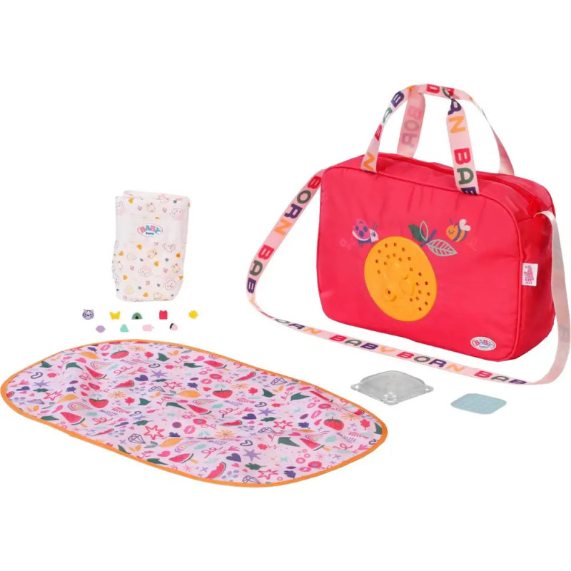 Rotes Wickeltaschen-Set mit bunter Unterlage, Windel und kleinem Zubehör auf weißem Hintergrund. Rotes Wickeltaschen-Set mit bunter Unterlage, Windel und kleinem Zubehör auf weißem Hintergrund.