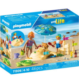 Playmobil myLife Strandset mit Figuren, die Sandburgen bauen und unter einem Sonnenschirm spielen.