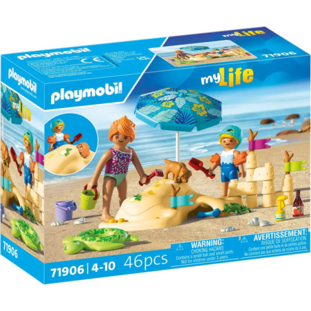 Playmobil myLife Strandset mit Figuren, die Sandburgen bauen und unter einem Sonnenschirm spielen.