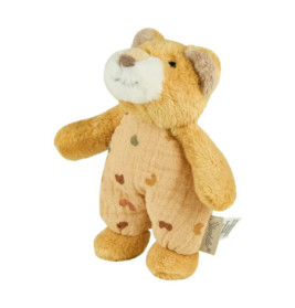 Stehender Plüsch-Teddybär mit beigem Fell, weißer Schnauze und gemusterten Stoffflecken am Körper.