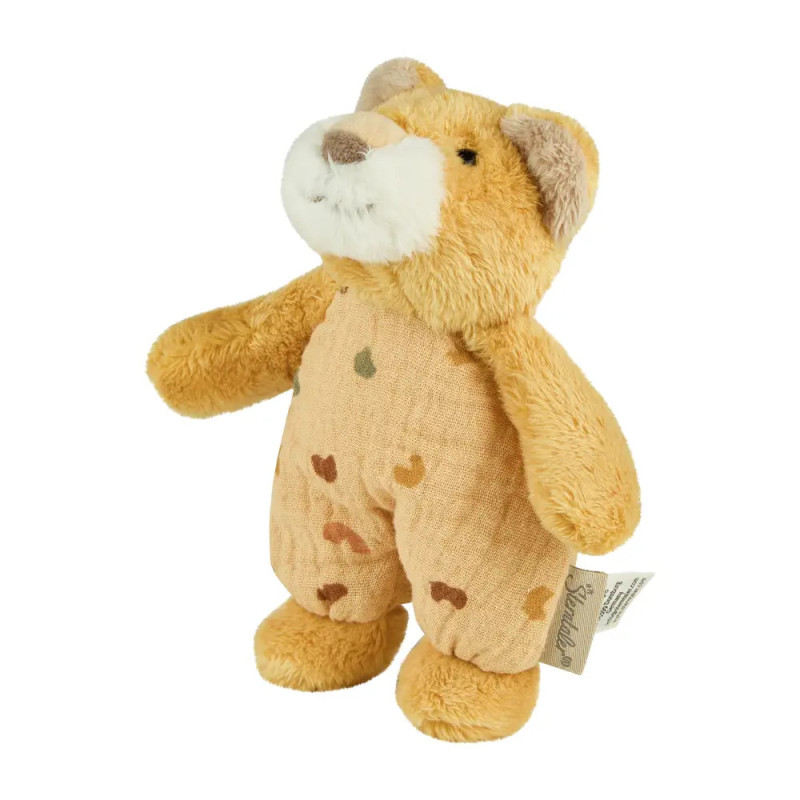 Stehender Plüsch-Teddybär mit beigem Fell, weißer Schnauze und gemusterten Stoffflecken am Körper.