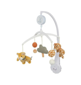Weißes Baby-Mobile mit Stoff-Giraffe, Löwe, Baum und orangefarbenen Bällen als Anhänger.