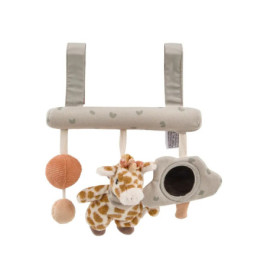 Weiches Kinderwagen-Spielzeug in neutralen Farben mit hängender Plüsch-Giraffe, Pompons und kleinem Spiegel.