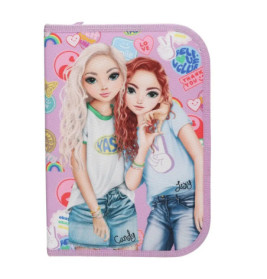 Zwei illustrierte Mädchen posieren auf einem rosa Etui mit bunten Stickern und den Namen Candy und Lexy.